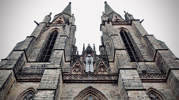 Die beeindruckenden gotischen Türme der Elisabethkirche