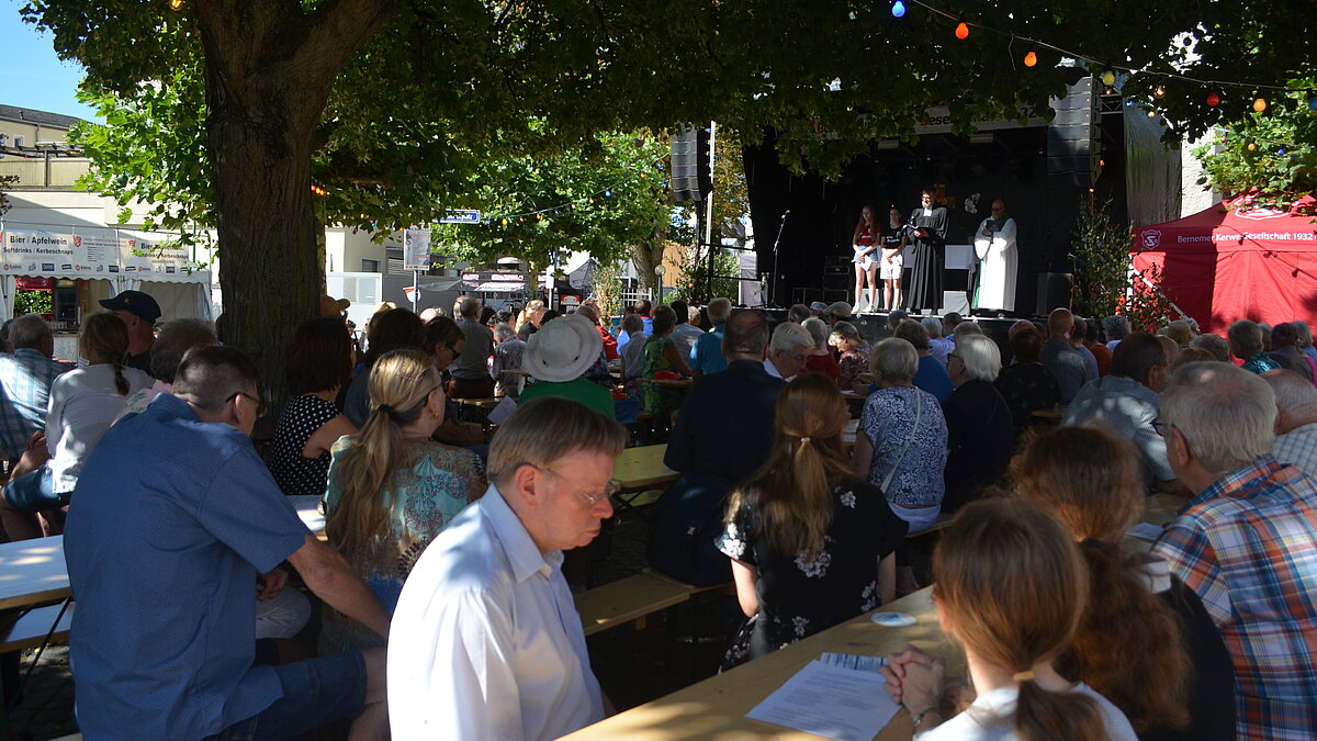 Kerbe-Gottesdienst im Schatten der Johanniskirche